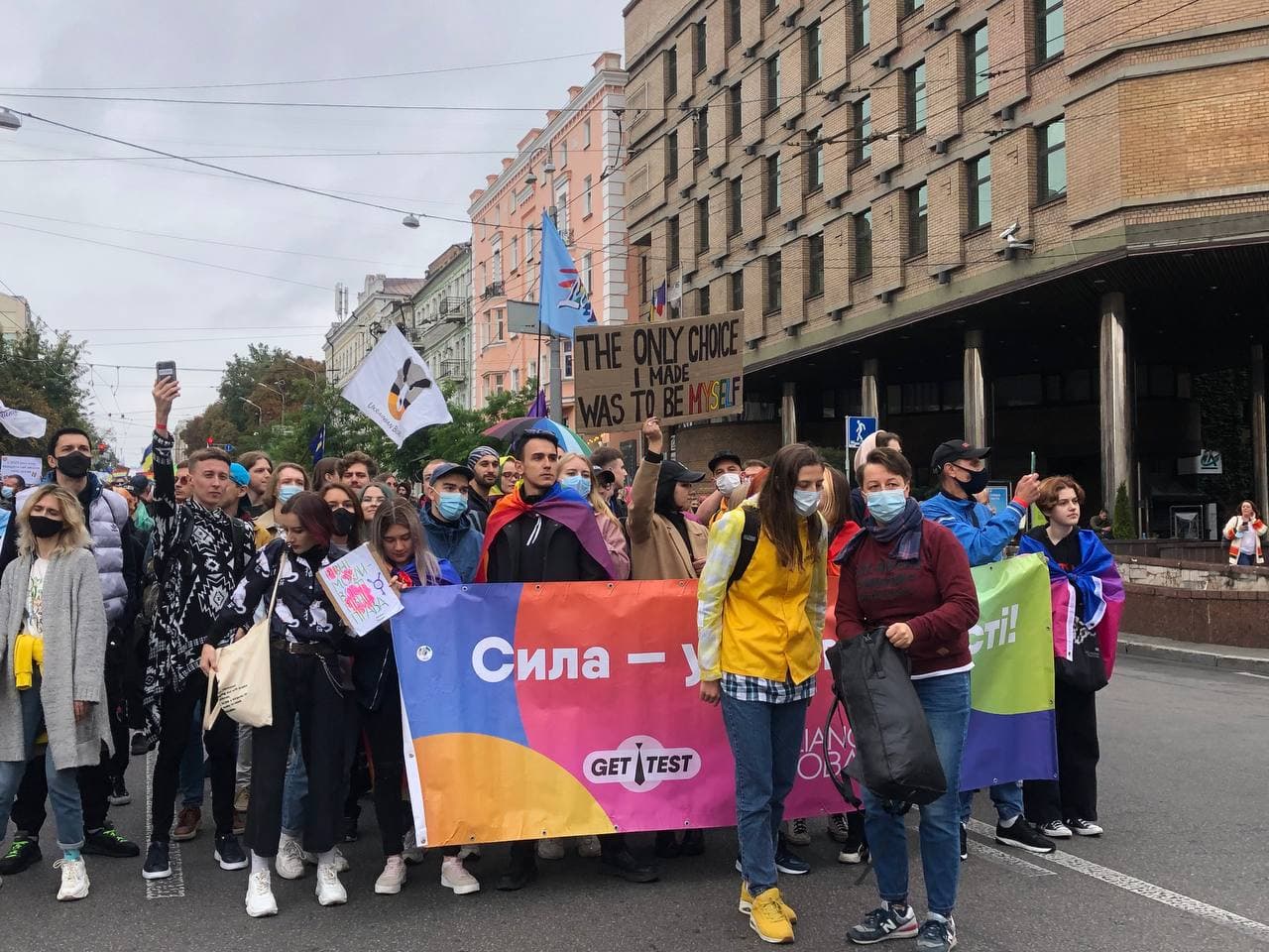 11:40 Омбудсмен Людмила Денисова поддержала `Марш равенства` и запостила у себя в Facebook фото с радужным ЛГБТ-флагом.