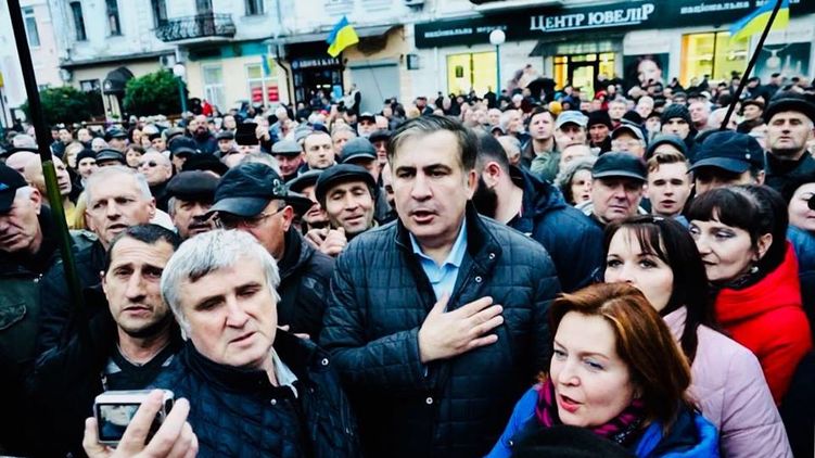 Высылка Михаила Саакашвили (в центре) может вызвать новый политический кризис и обострение протестов у Верховной Рады, фото: facebook.com/pg/SaakashviliMikheil