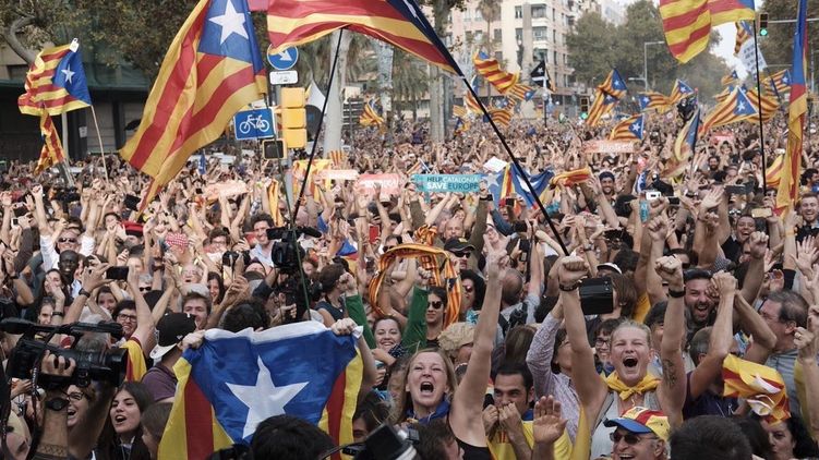 Каталонские индепендисты приветствуют решения парламента. Фото: https://telegram.me/catalunyaTriomfant