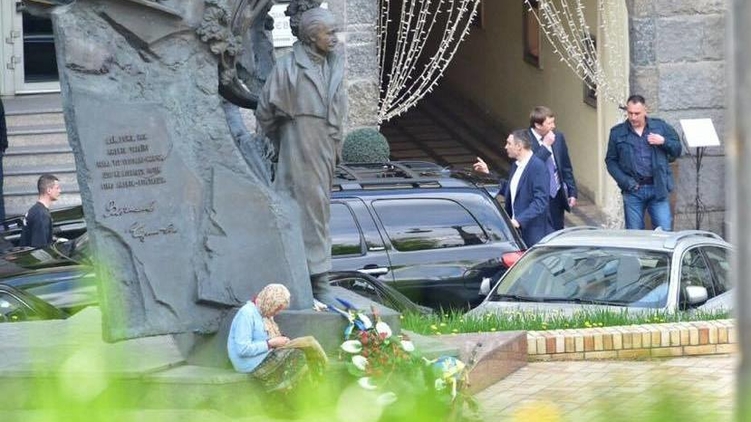 Виталий Кличко направляется к своим джипам, фото: Аркадий Манн, 