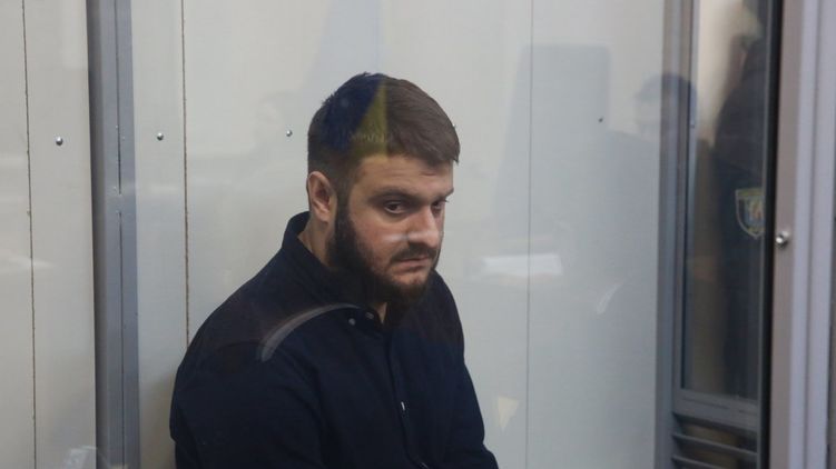 Младший Аваков очень недолго пробыл в стеклянном боксе и был отпущен судом под личное обязательство, фото: 112.ua