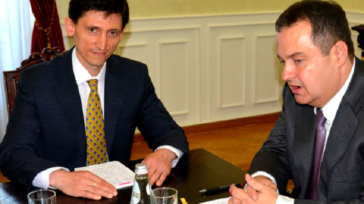 Посол Украины Александр Александрович (слева) и глава МИД Сербии Ивица Дачич. Фото: balkaninsight.com