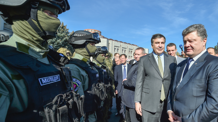 Президент Петр Порошенко (крайний справа) и одесский губернатор Михаил Саакашвили (второй справа) пока предпочитают избегать конфликта, фото: president.gov.ua