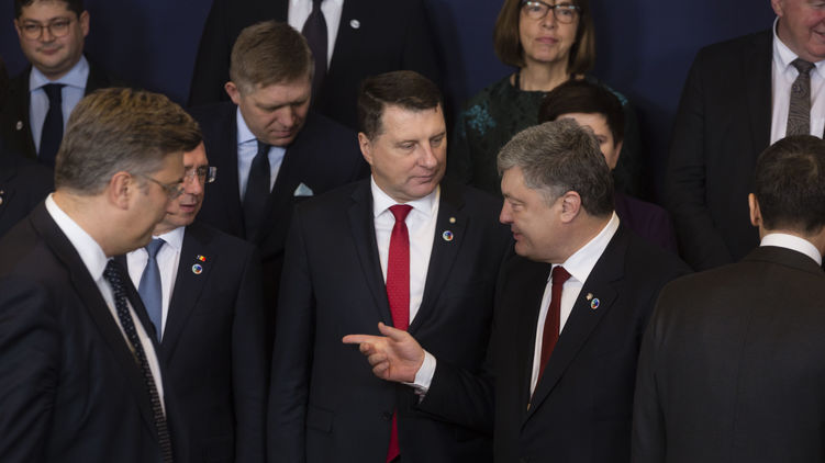 Президенту Петру Порошенко (второй справа) не удалось убедить европейских коллег о новых сигналах для евроинтеграции Украины, фото: president.gov.ua