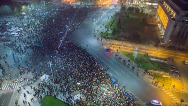 26 ноября, только в Бухаресте вышло на улицы около 30 000 человек, фото: twitter.com/paul2ivan