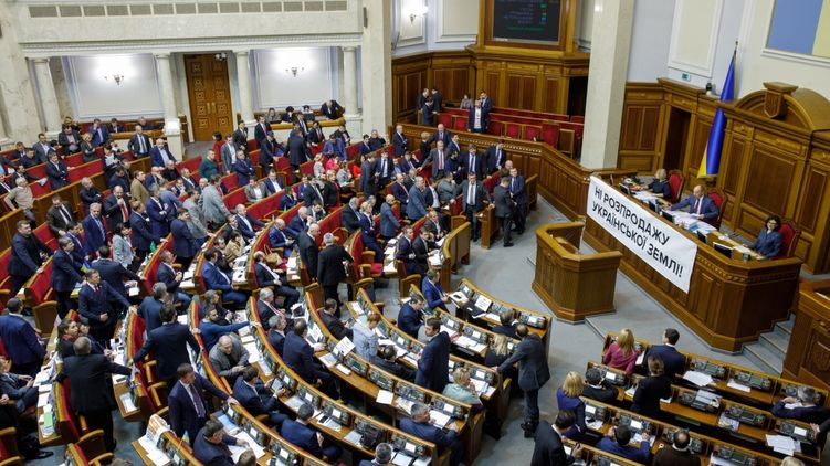 Парламент продлил мораторий на продажу земли сельхозназначения до конца 2018 года, фото: Украинские новости