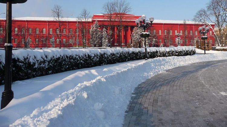 Замерзающий Национальный университет им. Шевченко стал главной темой дня, фото: 2000.ua