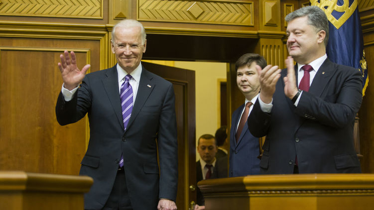 Еще одна порция откровений Джо Байдена на украинскую тему ударила по действующему президенту Петру Порошенко, фото: 112.ua