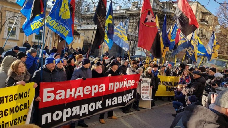 Украинские националисты пикетировали консульства Польши, фото: svoboda.org.ua
