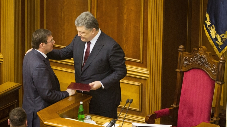 Президент Украины Петр Порошенко поздравляет Юрия Луценко, фото: Украинские новости