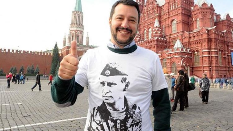 Наиболее вероятный кандидат в премьеры Италии Маттео Сальвини – в футболке против антироссийских санкций. Фото: Lenta.ru