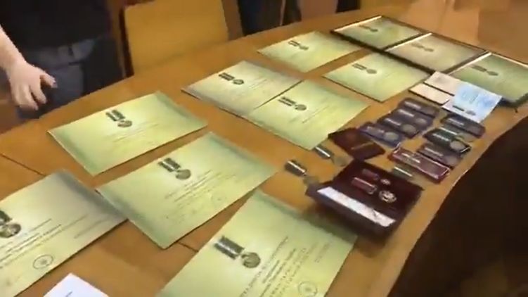 Волонтеры и добровольцы Тернополя сдают свои награды, фото: twitter.com/evhen_n