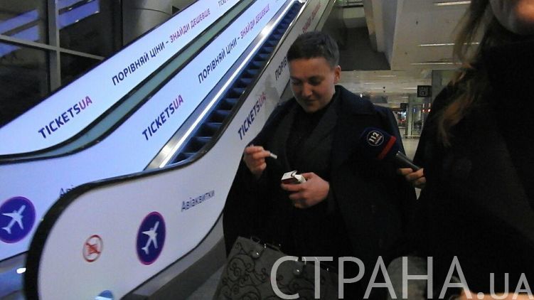 Надежда Савченко спешит закурить в аэропорту Борисполя, фото: Аркадий Манн, Изым Каумбаев/Страна