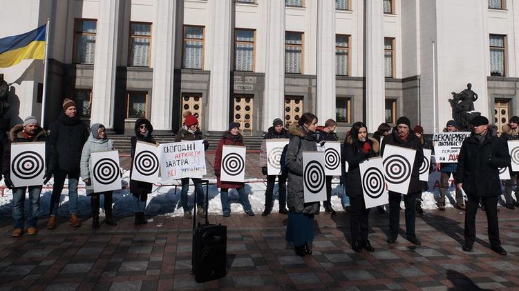 Антикоррупционных активистов, которых вынудили подавать е-декларации, слышат пока только на Западе, фото: rpr.org.ua