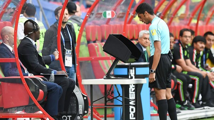 На турнире в России ФИФА впервые массово использует систему видеоповторов для арбитров