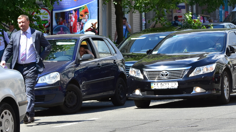Павел Петренко передвигается на казенной машине, фото: Аркадий Манн, 