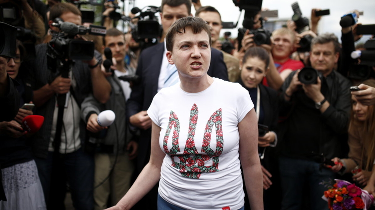 Надежда Савченко выступает перед журналистами в аэропорту, фото: Влад Содель/apostrophe.com
