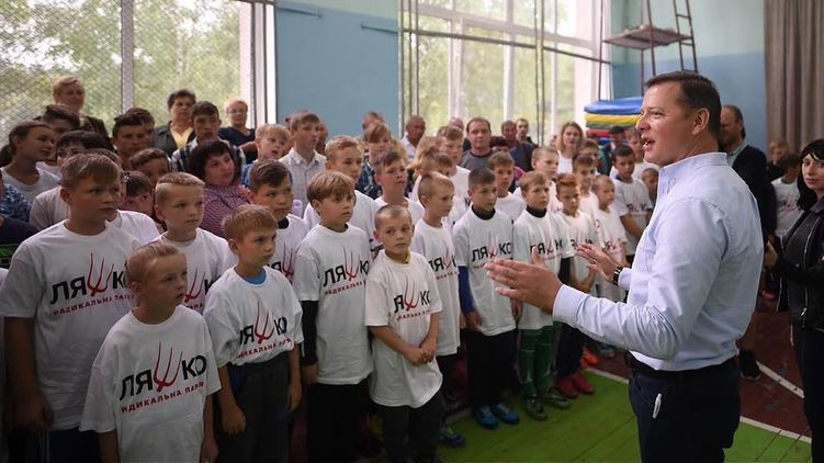Олег Ляшко и дети в агитационных футболках, фото: facebook.com