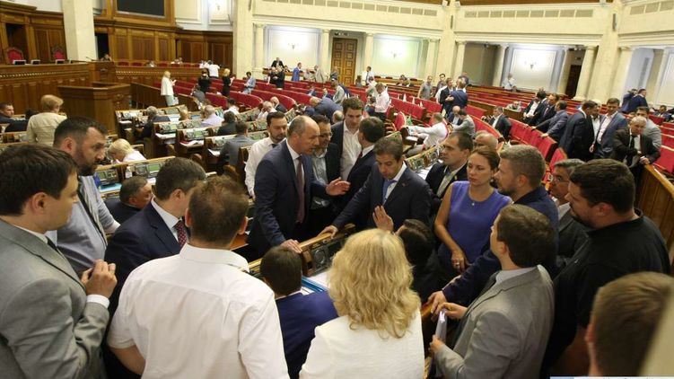 Депутаты не смогли договориться по обновлению членов ЦИК и отложили вопрос до осени. Фото: rada.gov.ua