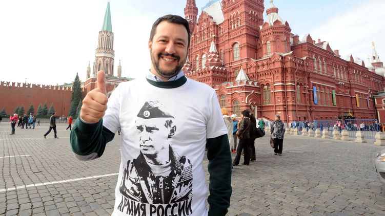 Маттео Сальвини узнают по известной фотографии в футболке с Путиным. Фото: Facebook Сальвини