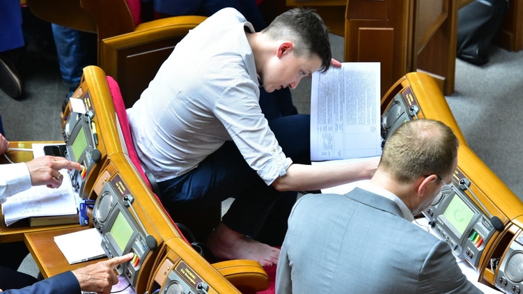 Надежда Савченко ведет себя раскованно в сессионном зале, фото: Аркадий Манн, 