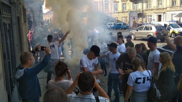 Радикалы из С14, 30 августа устроили файер-шоу возле суда во Львове, где должны были рассматривать дело о нападении их побратима на полицейского, фото: facebook.com