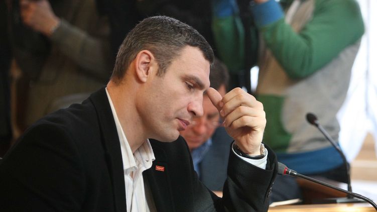 Городской голова Киева Виталий Кличко серьезно подумывает возобновить собственную политическую игру и пойти на выборы самостоятельно