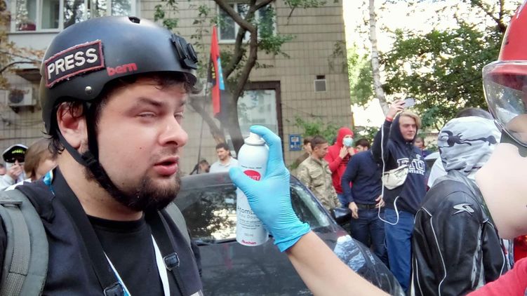 Нападение на журналистов под Генпрокуратурой в сентябре 2018 года. Фото - facebook.com/roman.i.petushkov