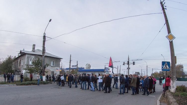 Жители Лисичанска блокируют дорогу, фото: twitter.com/HAPE3AK