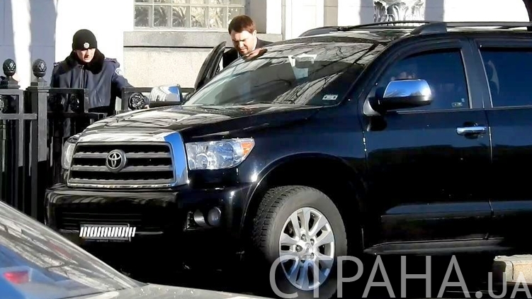 Андрей Лозовой усаживается в новенький джип, фото: Изым Каумбаев, 