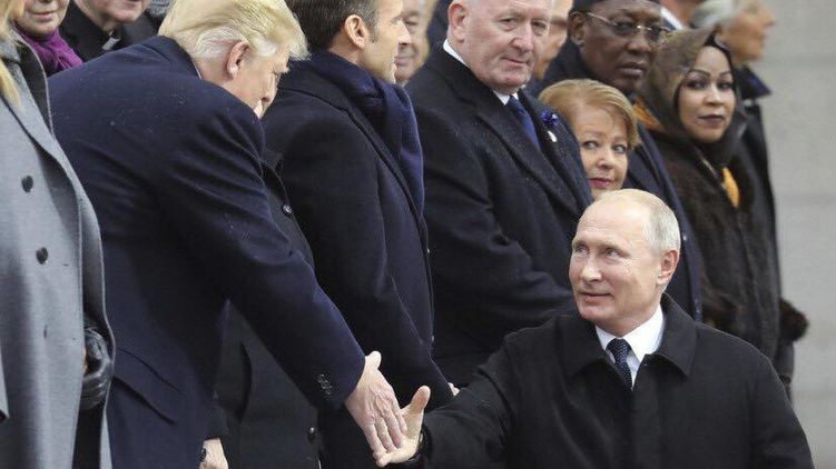 Путин здоровается с Трампом в Париже