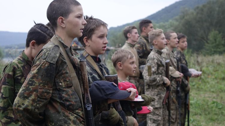 В летнем детском лагере на Западной Украине учат стрелять в 