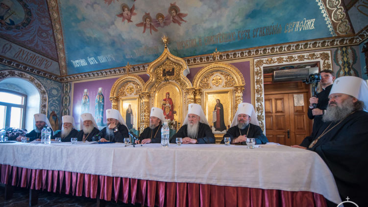 Иерархи УПЦ отказались ехать к президенту в Украинский дом и ждали его в Лавре, фото: http://church.ua