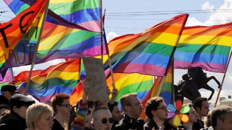 Большинство пользователей стали на защиту ЛГБТ-прайда в Киеве. Фото: stopopp.com