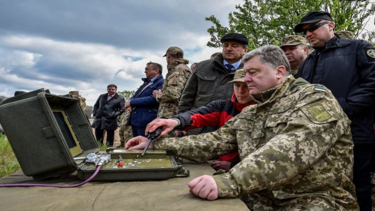 Западные СМИ предполагают, что Порошенко пытается спасти рухнувший рейтинг военным положением. Фото: versiya.info