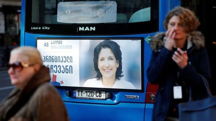 По данным экзит-поллов, на выборах президента Грузии побеждает уроженка Франции, экс-глава МИДа Саломе Зурабишвили, которую поддерживают власти.