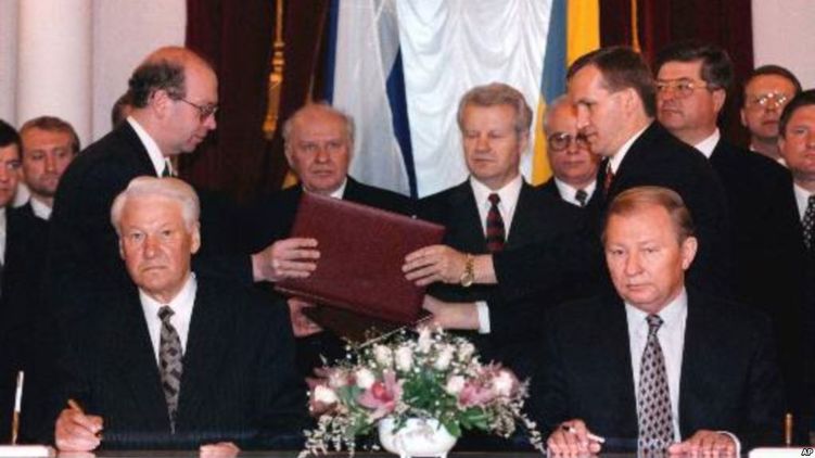 Договор о дружбе и сотрудничестве между Украиной и Россией подписали Борис Ельцин и Леонид Кучма