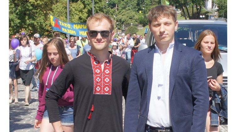 Кирилл Турчинов (справа) на Всеукраинском шествии в защиту прав детей и семей, фото: facebook.com