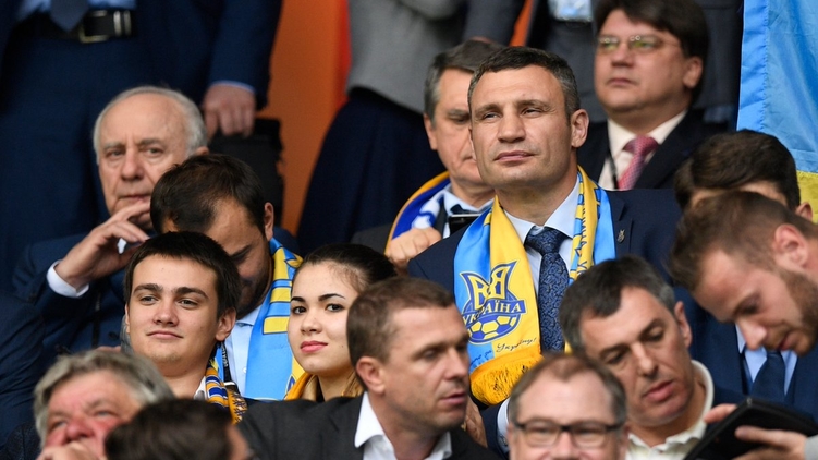 Мэр Киева Виталий Кличко (в центре) следит за матчем Украина - Германия, twitter.com/UEFAEURO