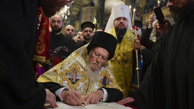 Вселенский патриарх Варфоломей подписывает Томос. Фото: сайт президента Украины