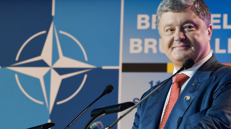 В разгар избирательной кампании Петр Порошенко ждет, что парламент закрепит курс Украины в НАТО. Фото: Пресс-служба президента Украины 
