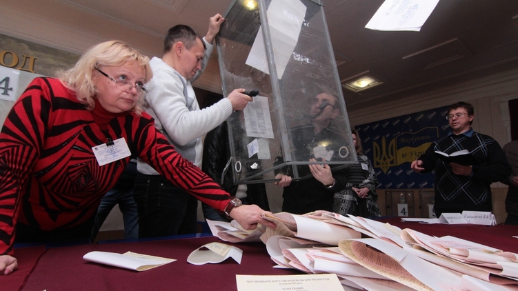 Кандидаты в округах начали борьбы за контроль над избирательными комиссиями, фото: 