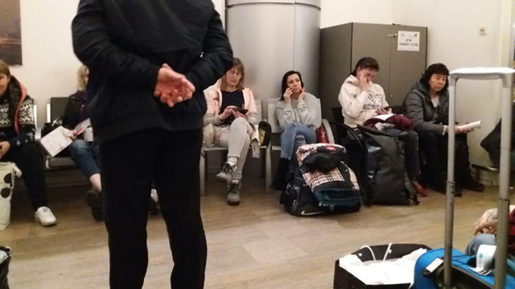 Задержанные в аэропорту Израиля украинцы. Фото: Нир Сабаг