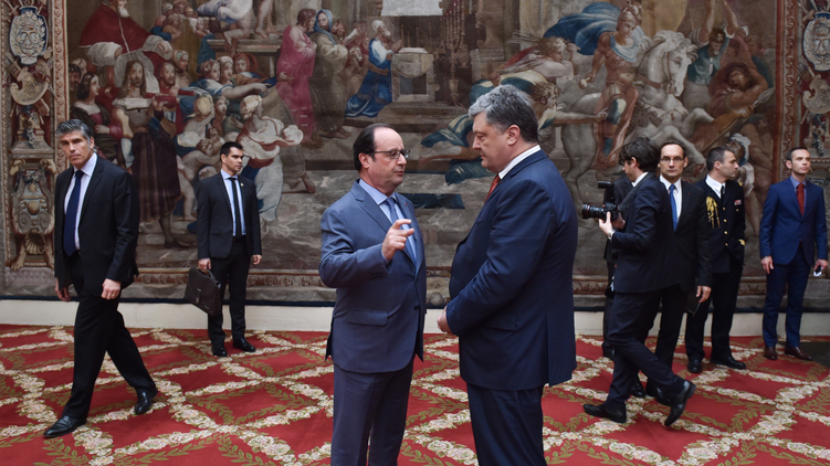 Президент Франции Франсуа Олланд (слева) уже давно пытается убедить Порошенко, что выборы на Донбассе - это хорошо, фото: president.gov.ua