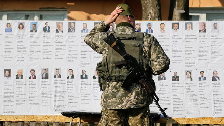 Подсчет голосования в армии на Донбассе вчера был завершен и показал победу Порошенко над Зеленским в 421 голос, фото: Reuters
