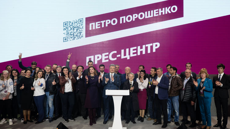 Команда пока еще президента Петра Порошенко (в центре) разделилась по отношению к идее досрочных выборов в Раду, фото: president.gov.ua