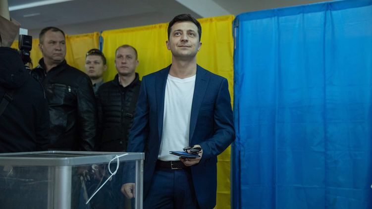 Новый президент Владимир Зеленский (в центре) стоит перед сложным политическим выбором, фото: пресс-служба Владимира Зеленского