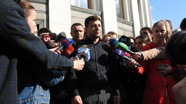 На вопросы о кадрах у нового президента Владимира Зеленского (в центре) пока нет ответов, фото: 