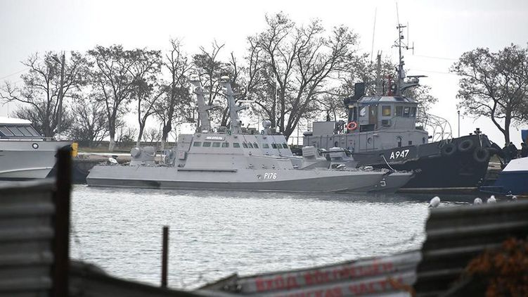 Украинское судно в порту Керчи