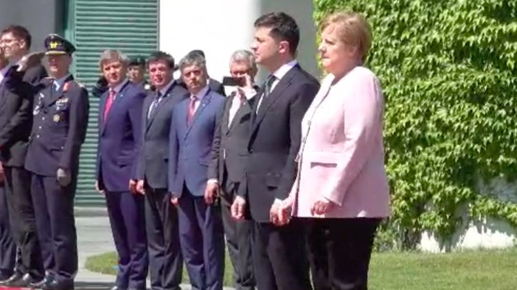 В мире шокированы дрожью Меркель во время приема Зеленскго